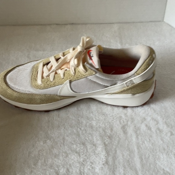 Nike Cream and Tan waffle Sneakers - Picture 6 of 10